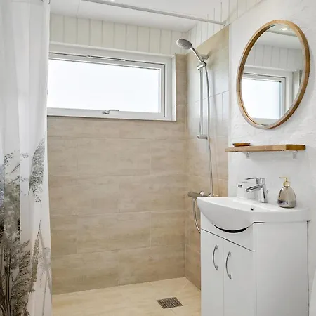 Luxurious In With Wifi Халс